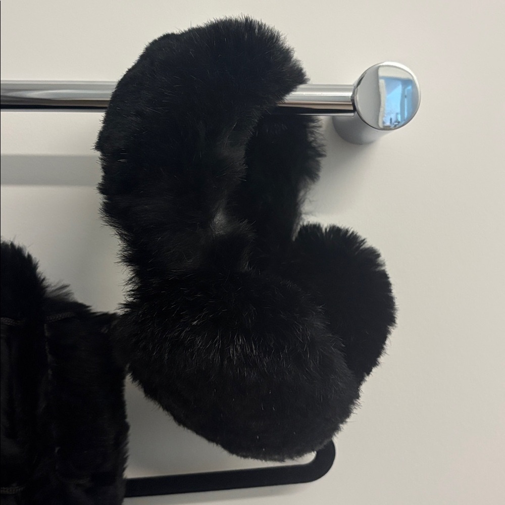 Black fur scarf & earmuff set - Picture 3 of 5